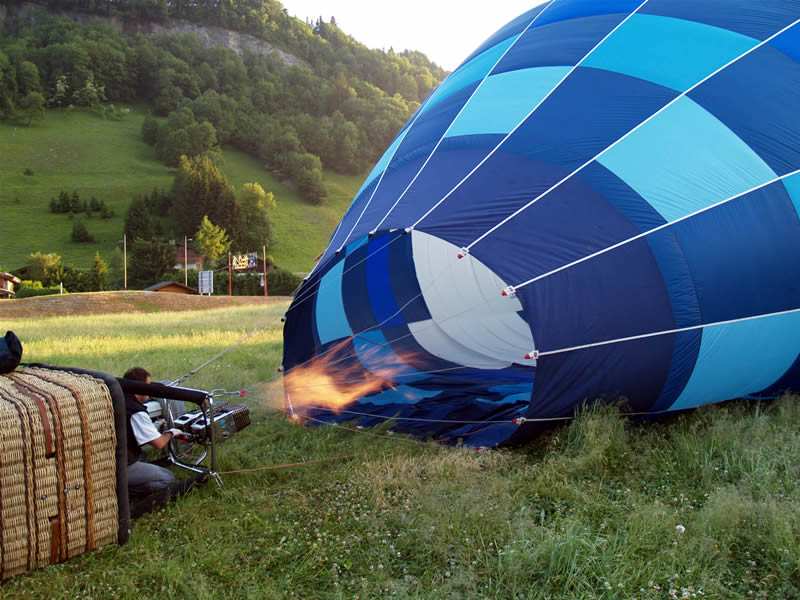 http://www.alpes-montgolfiere.fr/IMG/jpg/montgolfiere_4.jpg