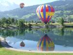 jeu de reflet de la montgolfière dans le lac