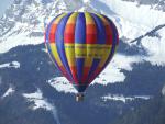 la montgolfière multicolore d'alpes montgolfière